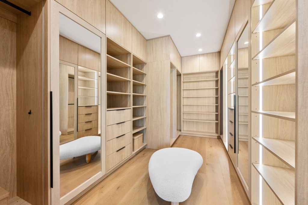 Dressing sur mesure en bois avec étagères et miroirs