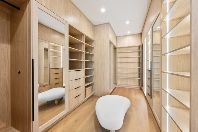 Dressing sur mesure en bois avec étagères et miroirs