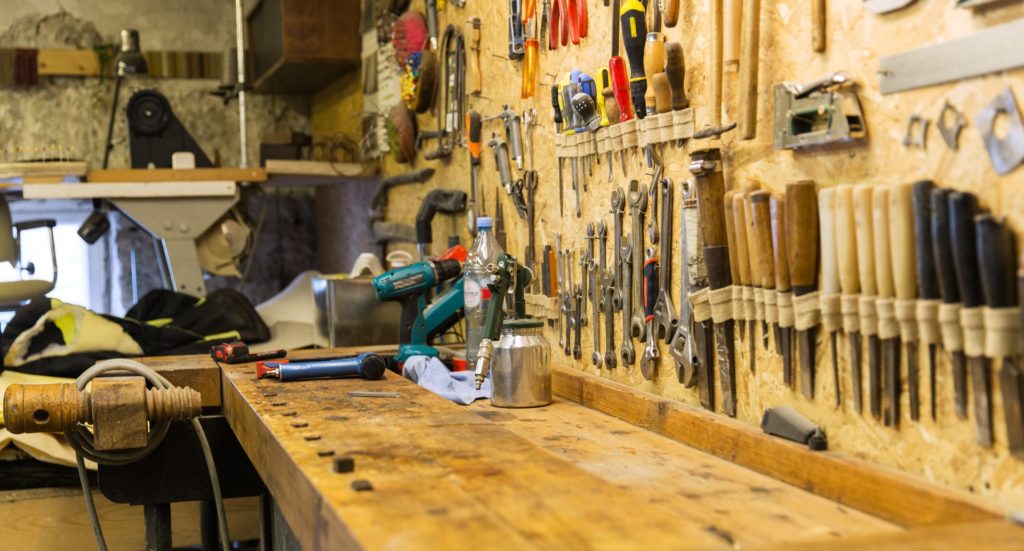 Établi et outils dans un atelier de menuiserie
