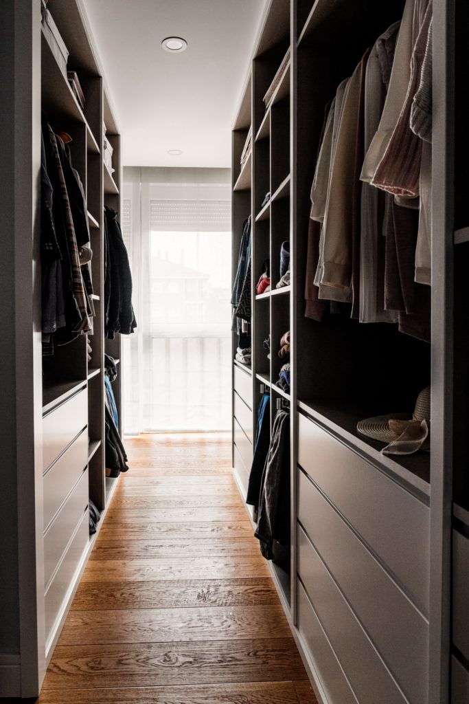 Dressing sur mesure en bois éclairé par une fenêtre
