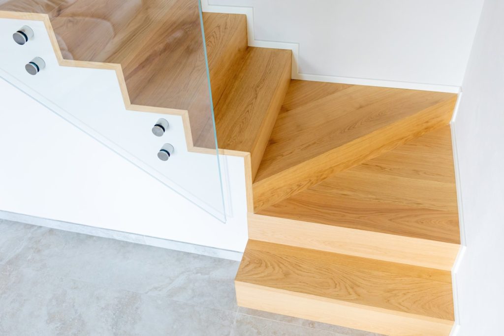 Escalier en bois à rampe de verre dans une maison contemporaine