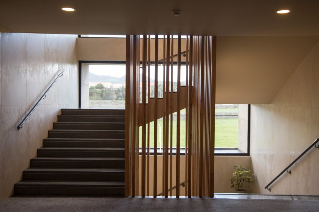 Escalier en bois sur mesure et claustra à lames