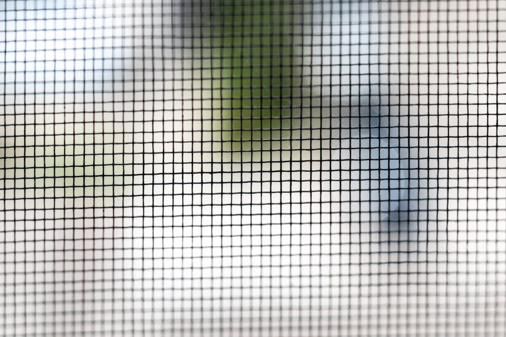 Moustiquaire sur mesure posée sur une fenêtre