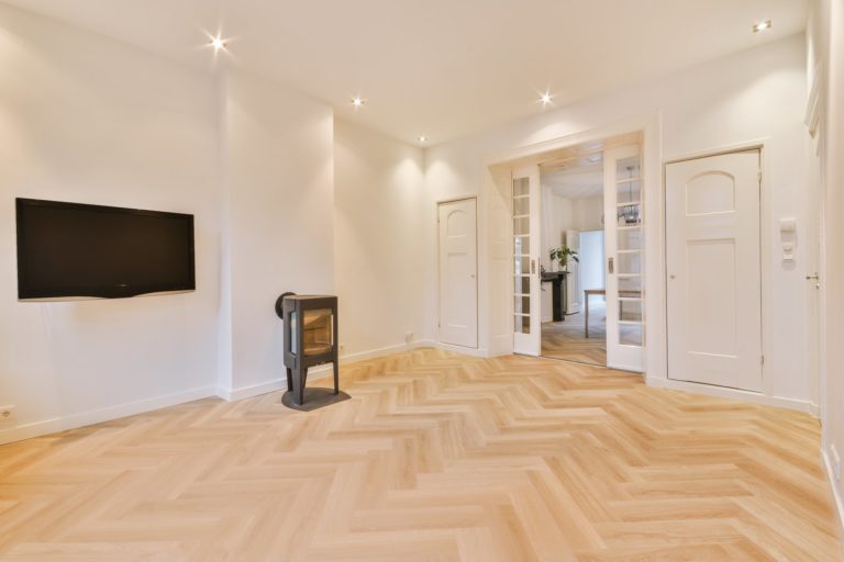 Parquet massif dans un salon contemporain