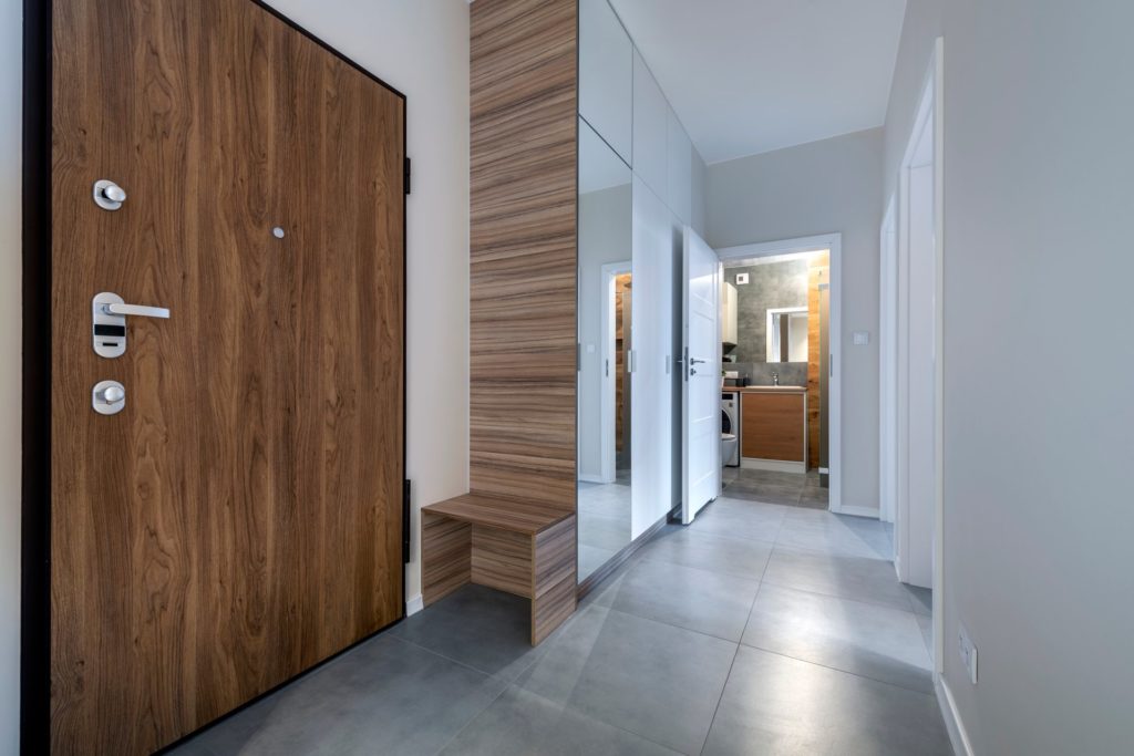Porte intérieure en bois de noyer avec poignée encastrée