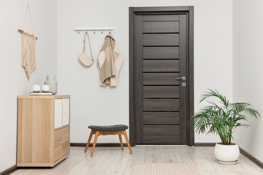 Portes intérieures sombres dans un couloir aménagé