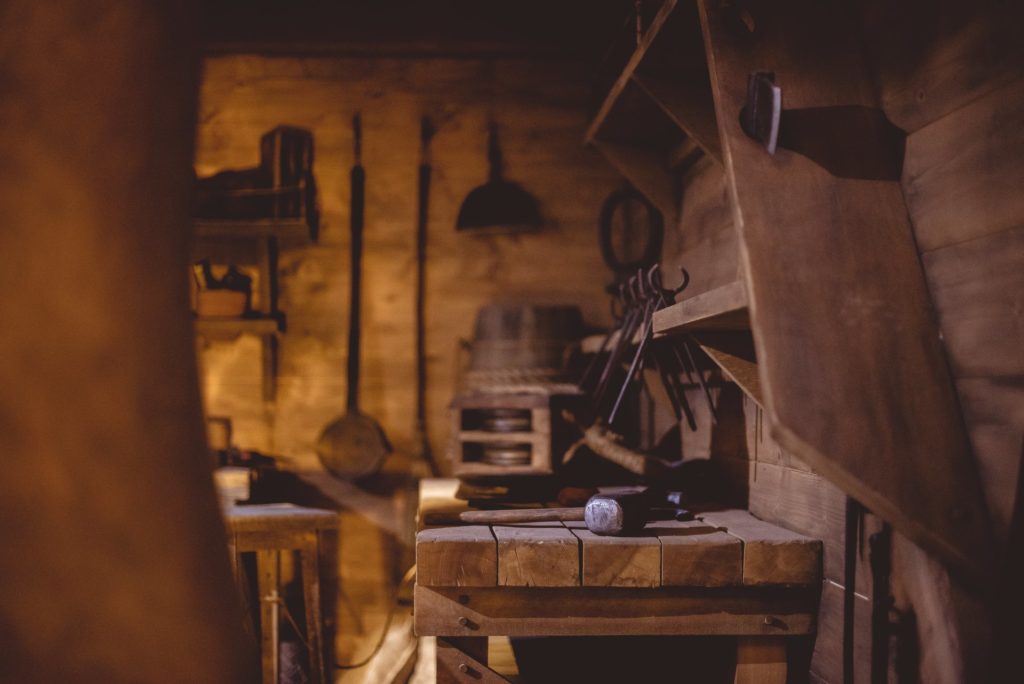 Outils de menuiserie posés sur un établi en bois