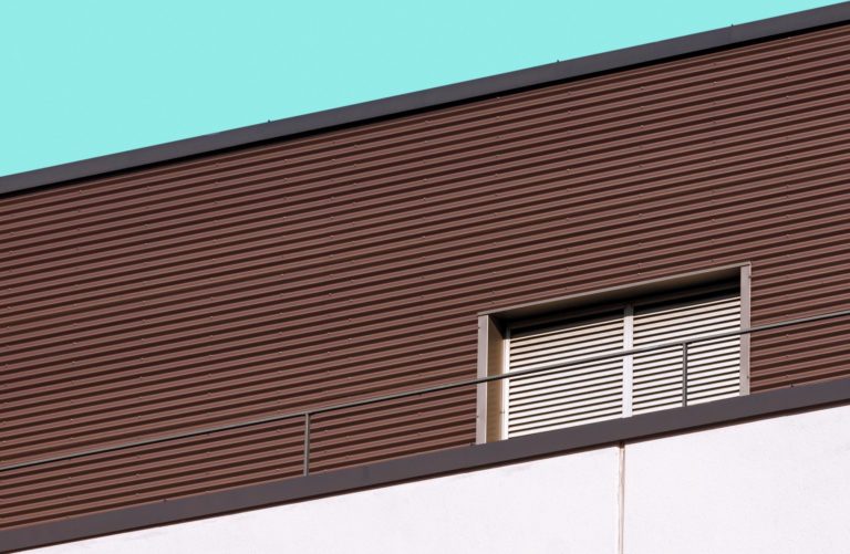 Façade en bois équipée de volets et d’un bardage contemporain