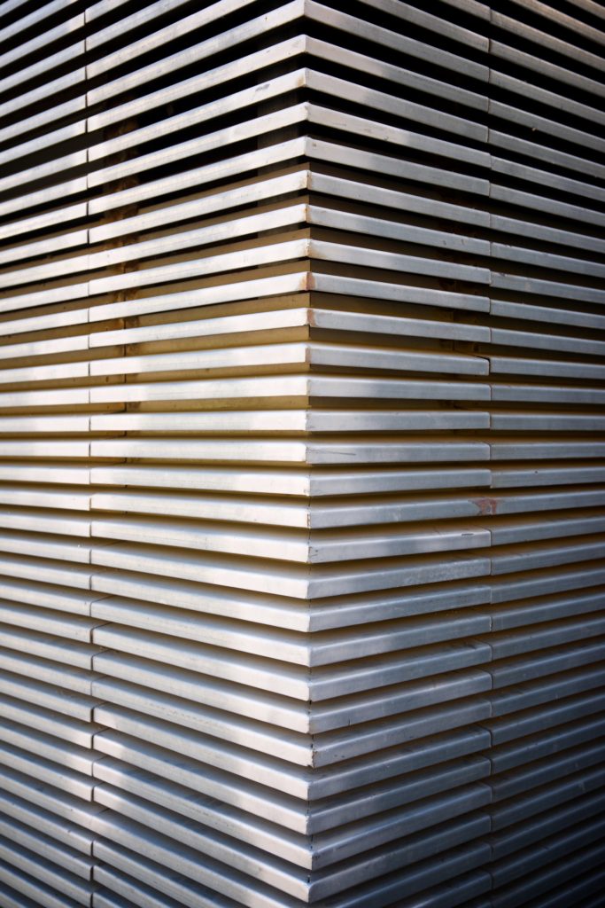 Volets à lames de bois formant un brise-soleil