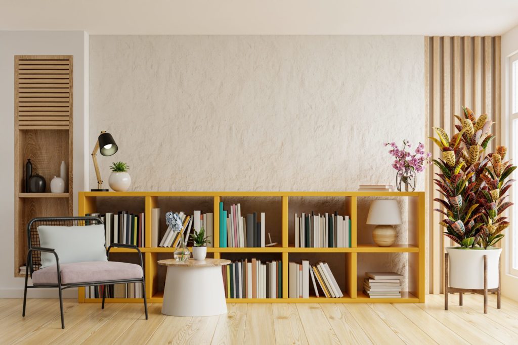 Bibliothèque sur mesure en bois dans un salon