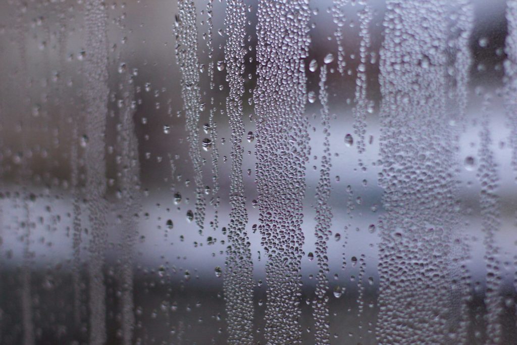 Gouttes de condensation sur la vitre intérieure d'une fenêtre