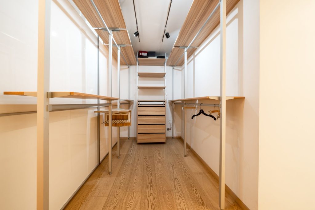 Dressing sur mesure blanc et bois avec étagères, penderies et bloc de tiroirs