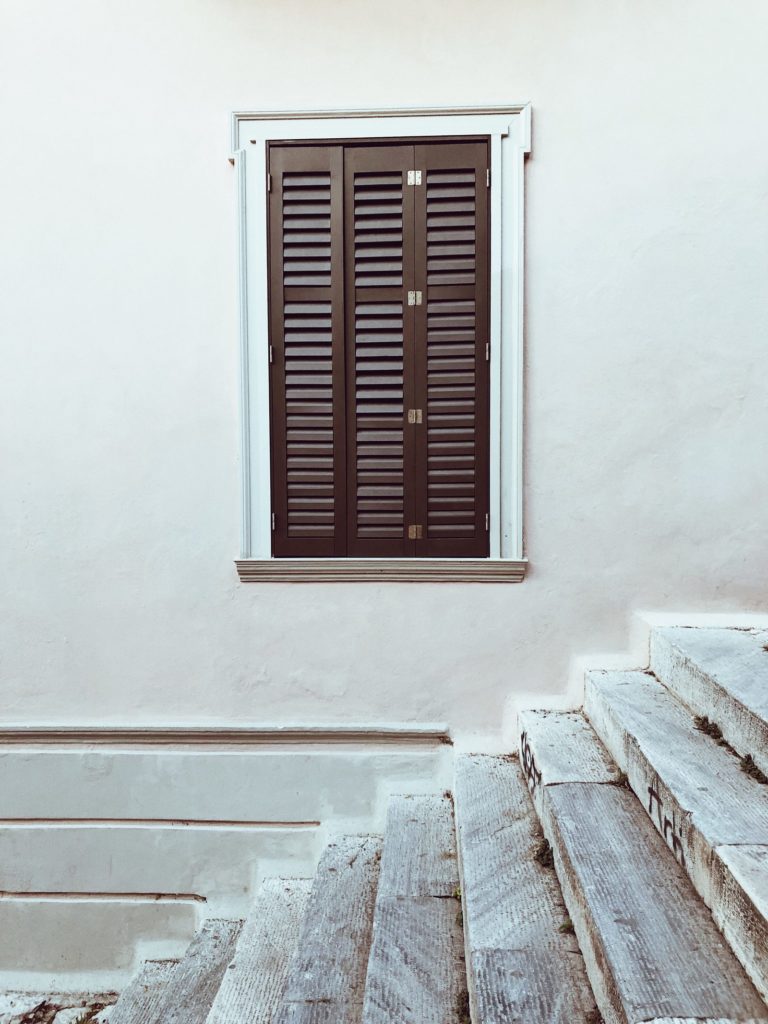 Façade de maison avec des volets en bois