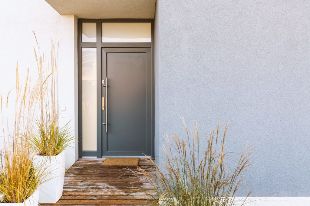 Porte d'entrée en aluminium gris anthracite avec imposte vitrée, façade contemporaine