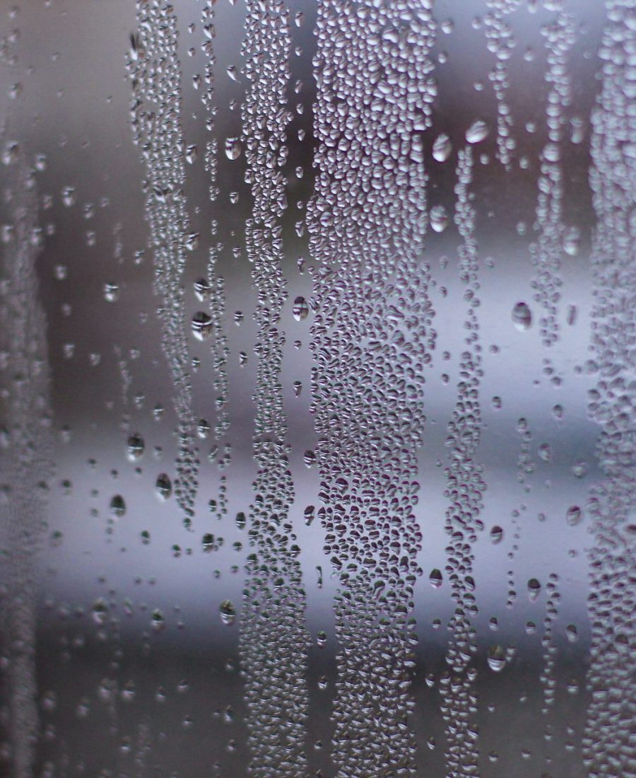 Gouttes de condensation sur la vitre intérieure d'une fenêtre