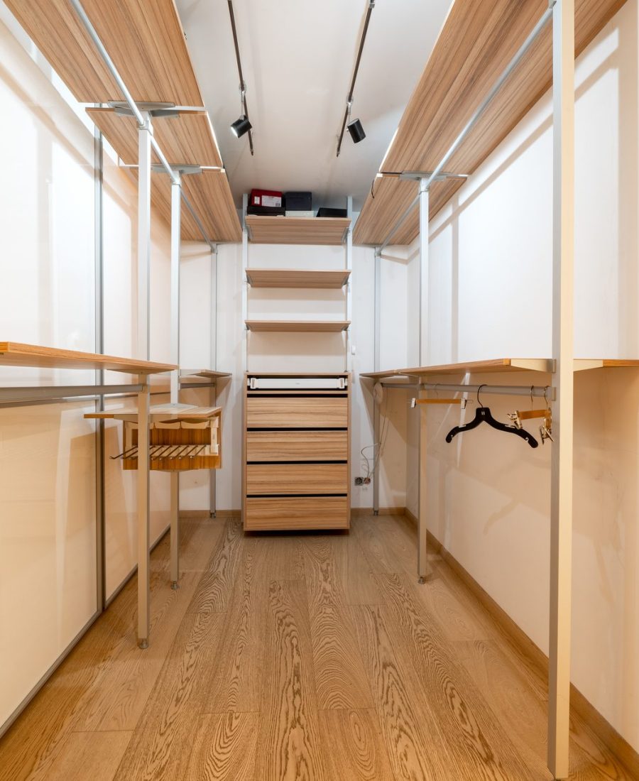 Dressing sur mesure blanc et bois avec étagères, penderies et bloc de tiroirs