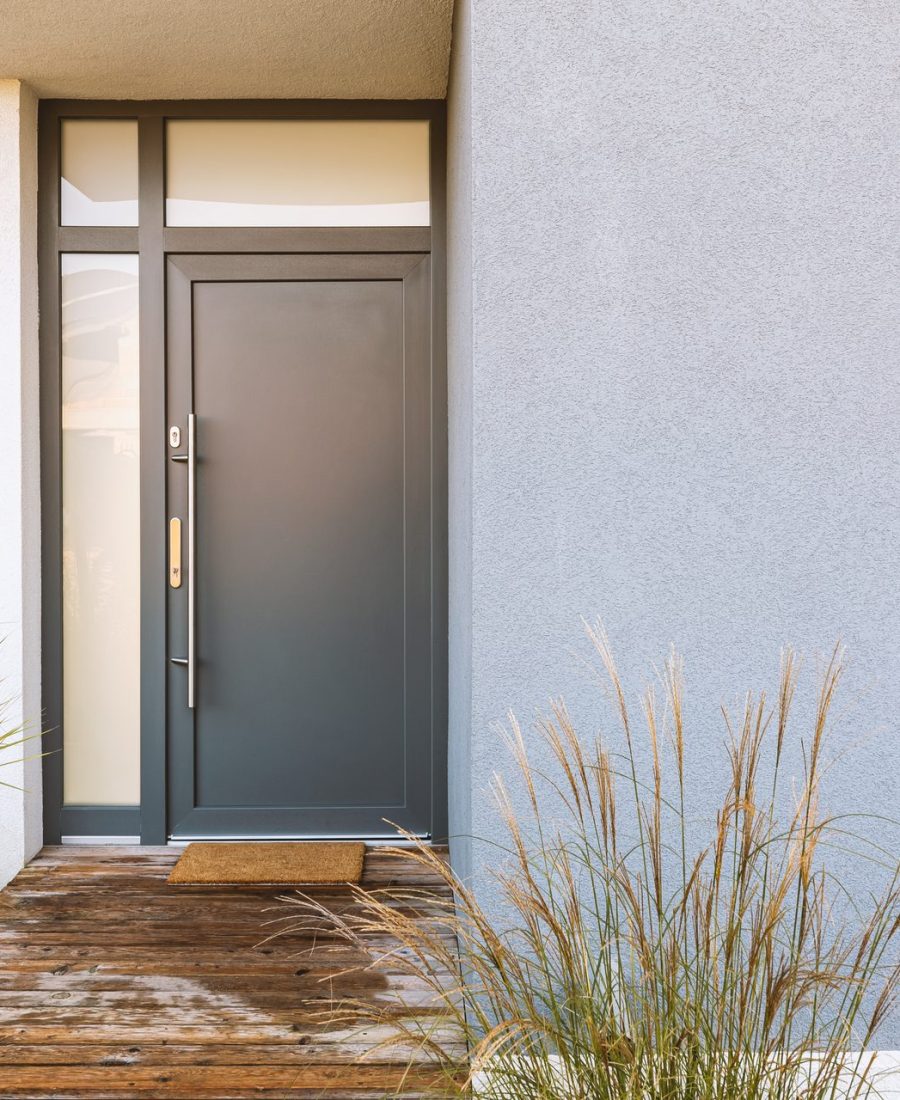 Porte d'entrée en aluminium gris anthracite avec imposte vitrée, façade contemporaine